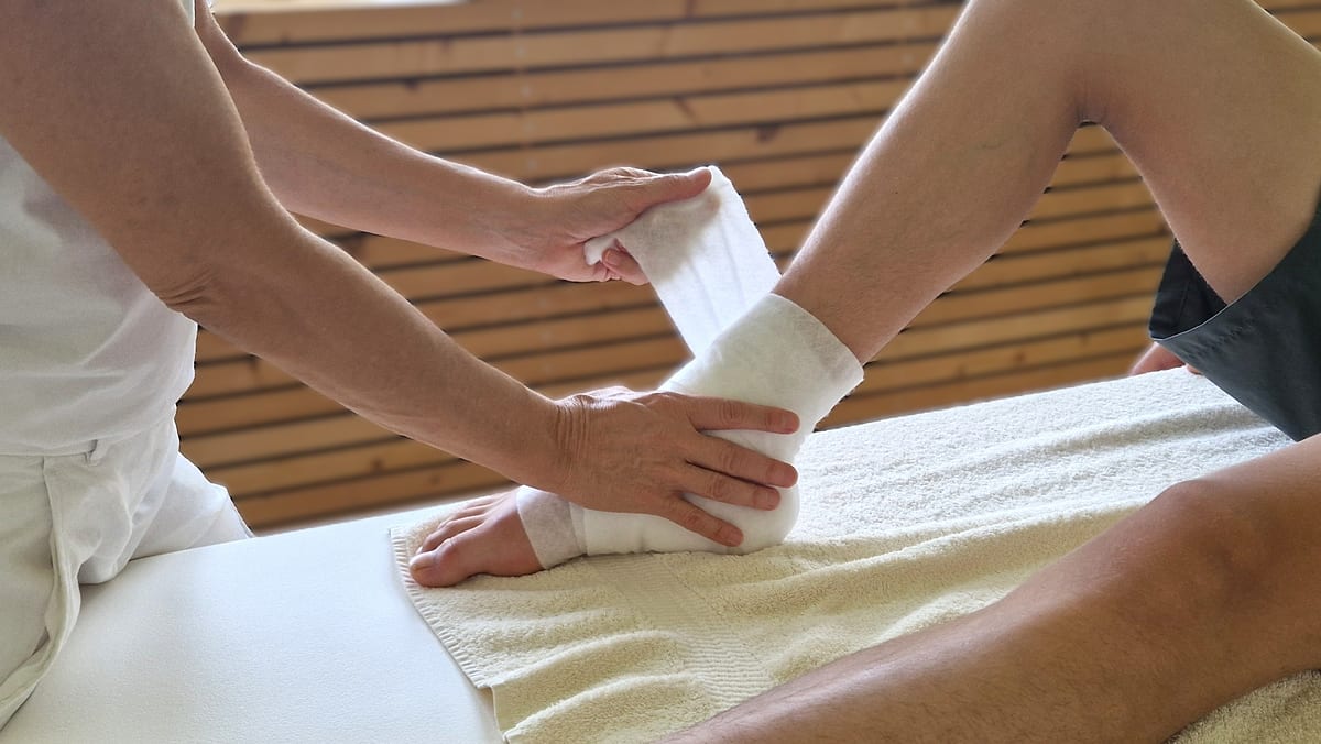 Manuelle Lymphdrainage am Bein