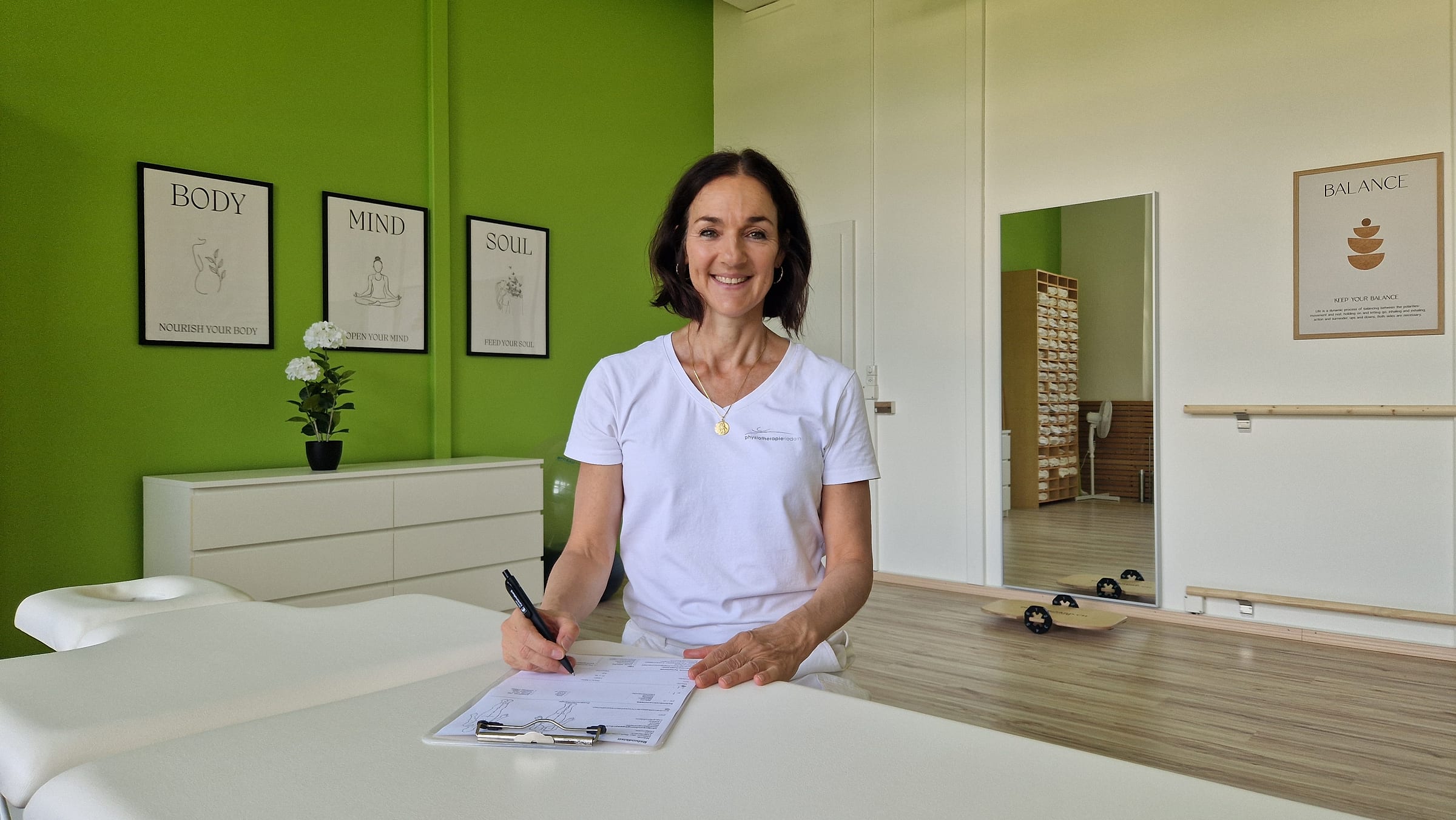 Karin Moro-Bernold in der Praxis in Riedern
